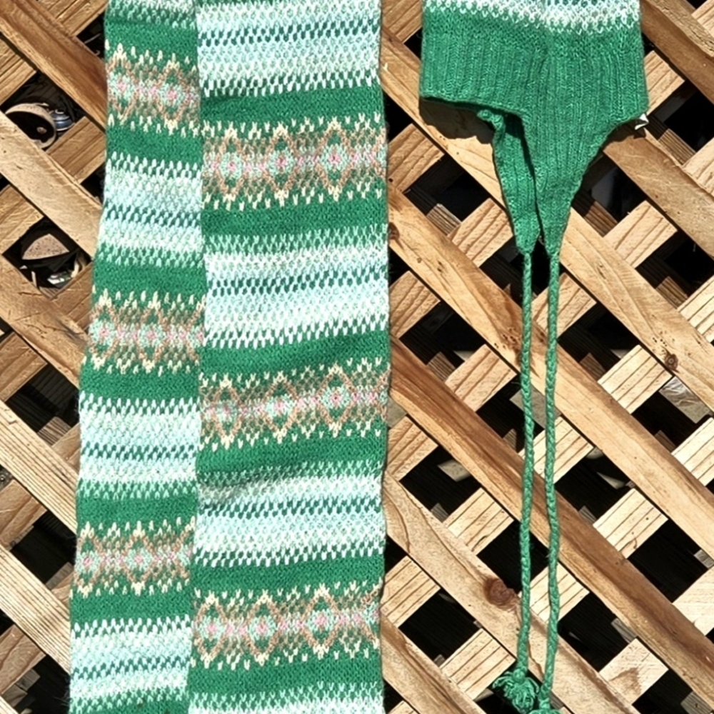 Vintage American Eagle Outfitters Scarf and Hat in Green